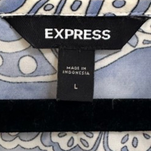 Express | Paisley Blue White Lightweight Short Sleeve Top in Large - Picture 3 of 3